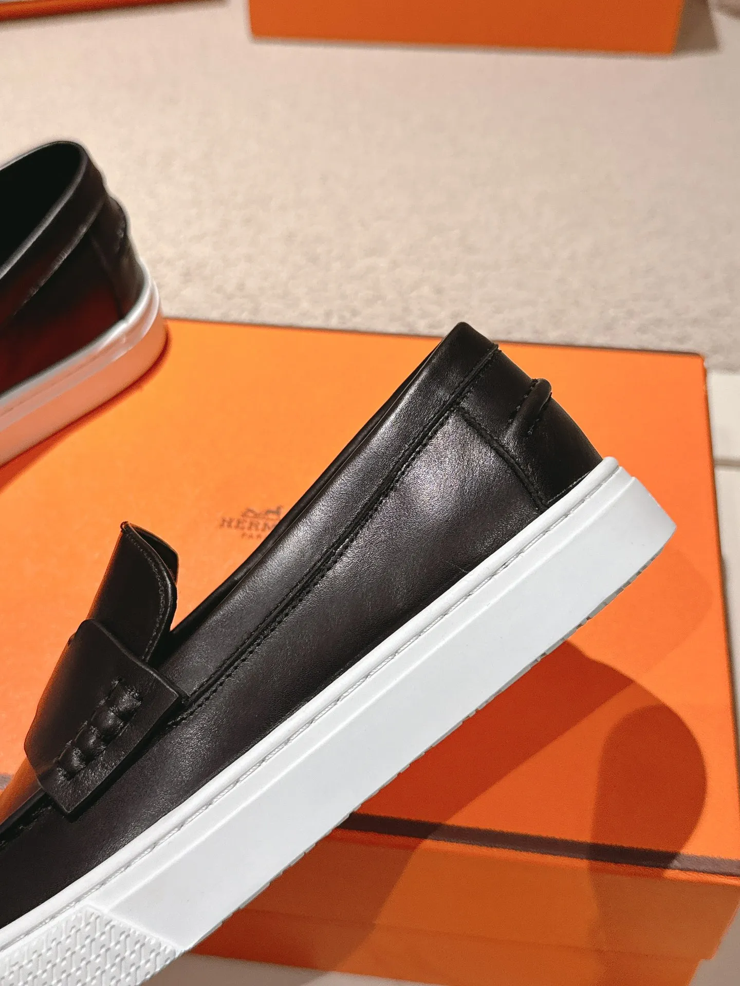 Men's men's shoes P620! Hermes# Thick Sole Couple Loafers These lace-up free sneakers in calfskin and washed denim feature signature "H" details. The design is simple and smooth, creating a fashionable urban look. It is comfortable and versatile. H family classics are not outdated, and the delivery counter is beautifully packaged🛍📦 Fabric: Original customized washed denim/first-layer cowhide Lining: Imported soft sheepskin Sole: Original open-molded anti-slip TPU material Size: 35-45